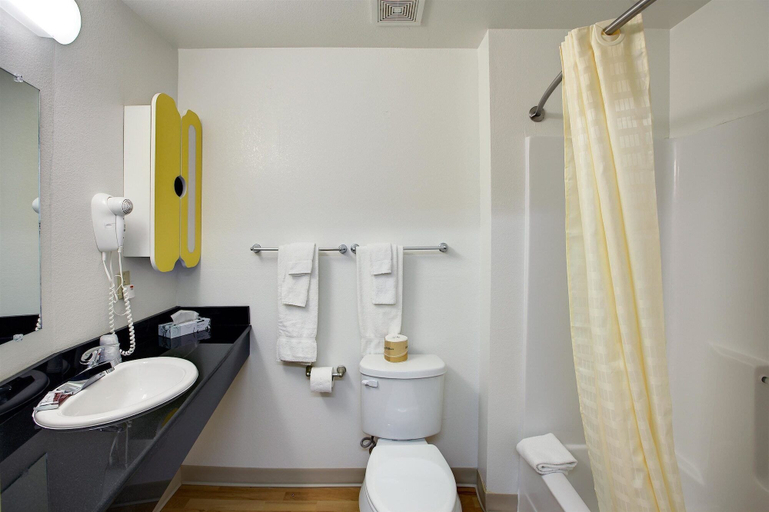Bathroom 3, Studio 6 Sweetwater, TX, Nolan