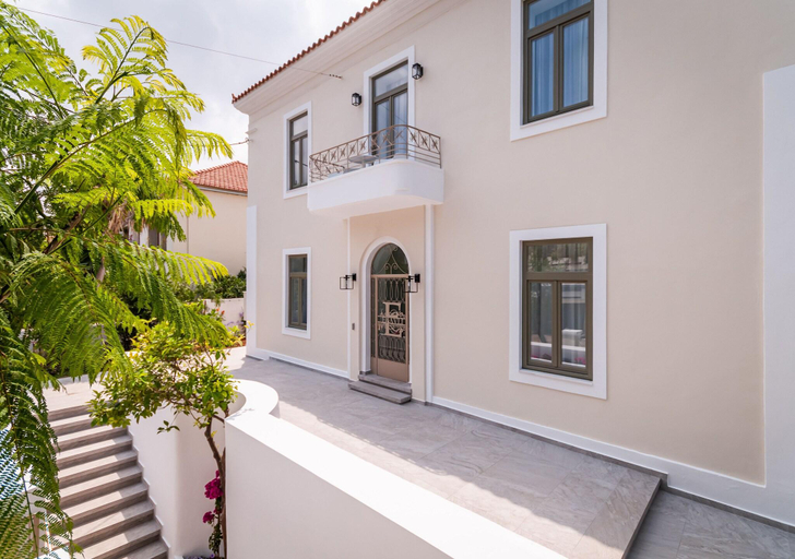 Exterior & Views