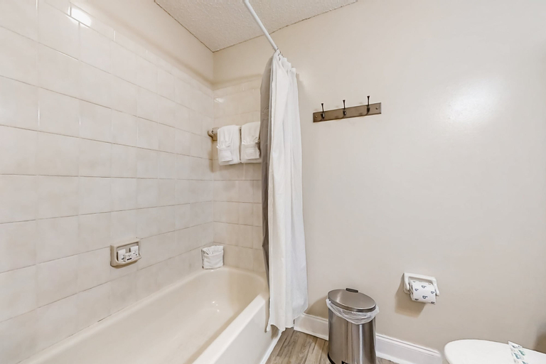 Bathroom 5, Spacious and Quiet Home With Private Patio & Enclosed Yard, Duval