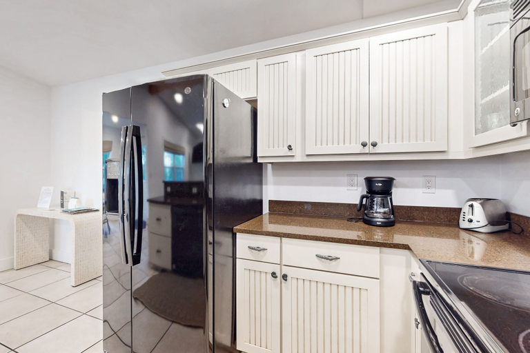 Private kitchen 5, Inviting Beach House - Walk to Beach, Shopping & Dining, Saint Johns
