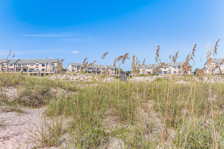 Exterior 4, Bright & Sunny Oceanfront Getaway With Central AC & Pool, Nassau
