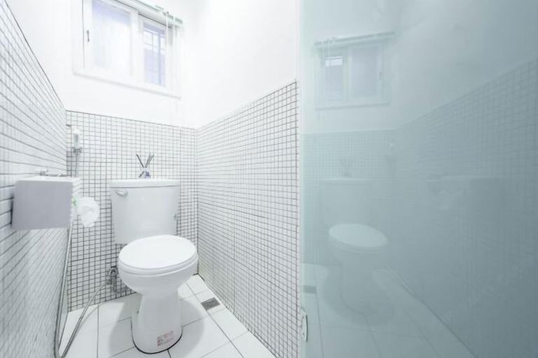 Bathroom 3, We Share Hostel, Tainan