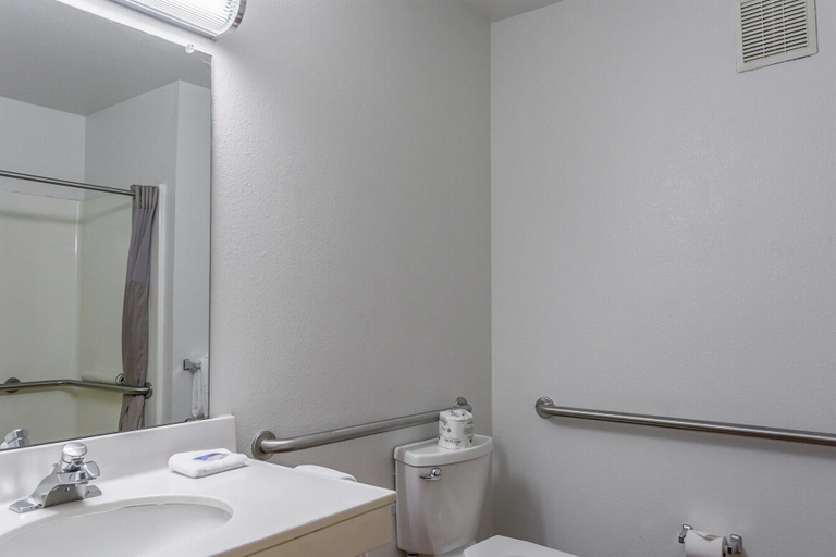 Bathroom 4, Motel 6 Redmond, OR, Deschutes