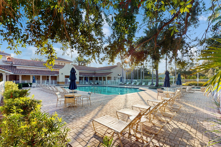 Pool 5, Immaculate Townhome in Upscale Community w/ Pool & Balcony - Near Beach, Flagler