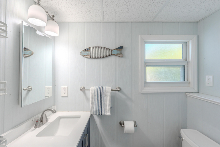 Bathroom 2, Blue Pearl Manor Lower, Lee