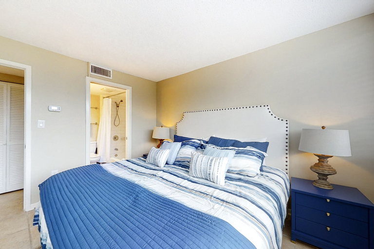 Room 2, Renovated Condo With Balcony, Lush Views, Outdoor Pool, Nassau