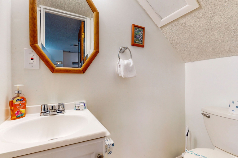 Bathroom 4, Seaside Cottage, Saint Johns