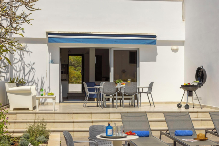 Outdoor dining 3, Pantaros Luxury Villas with pool