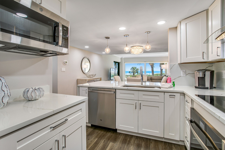 Private kitchen 3, Completely Renovated Oceanfront Condo W/washer/dryer & Shared Pool/tennis, Nassau