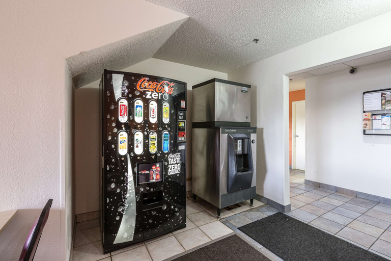 Others 5, Motel 6 Waterloo, IA, Black Hawk