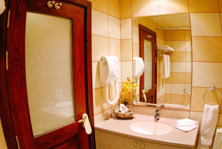 Bathroom 5, Al Liwan Suites Doha, Doha