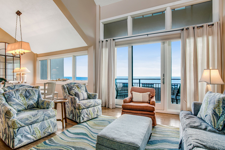Living area 5, Ocean-view 4th-floor Condo With Balcony, Outdoor Pool & Central AC, Nassau