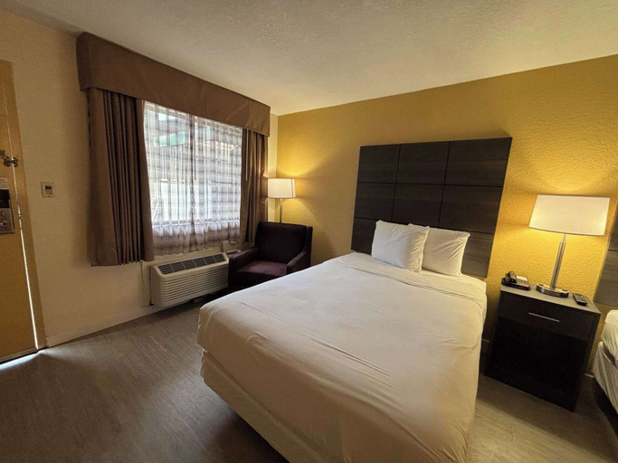 Bedroom 3, Studio 6 Suites Charlotte, NC - Northlake, Mecklenburg