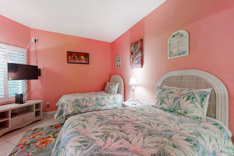 Room 2, Dog-friendly Condo Steps to Beach wth Pool, AC & Elevator, Nassau