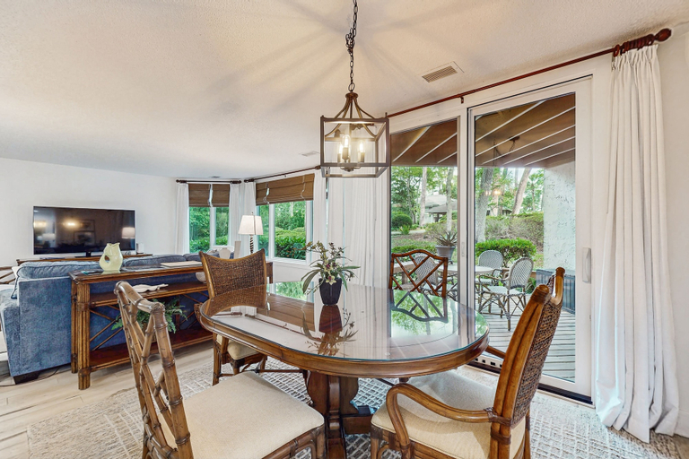 Room 2, Ground Floor Condo With Private Patio, Full Kitchen, Beach Access and Pool, Nassau