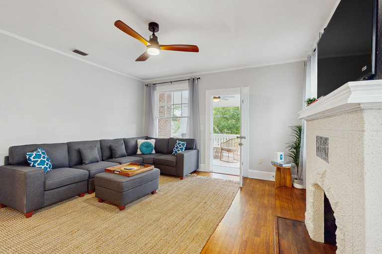 Interior, Spacious Duplex With Private Balcony, Washer & Dryer, and Wifi, Duval