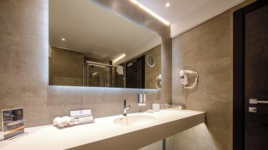 Bathroom 2, Hotel Simona Halep, Brasov