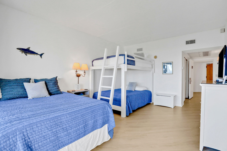 Room 2, Dual Suites & Ocean Views at Sandcastles Villas Pool, 2 Balconies & Golf, Nassau