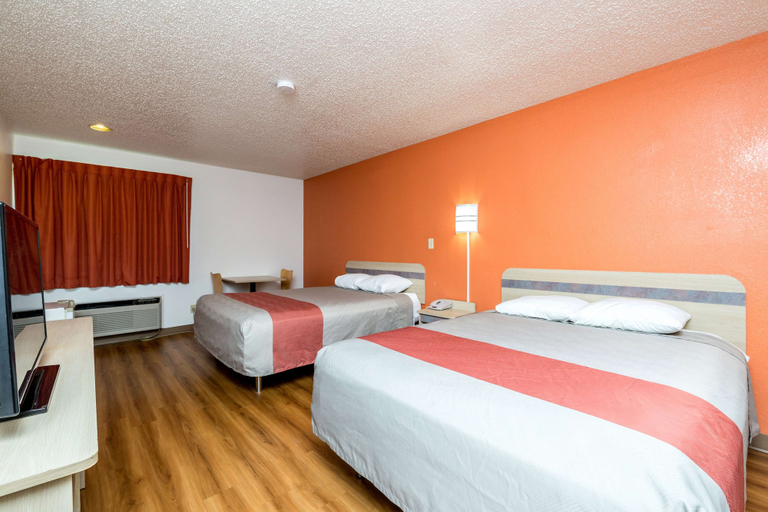 Bedroom 3, Motel 6 Waterloo, IA, Black Hawk