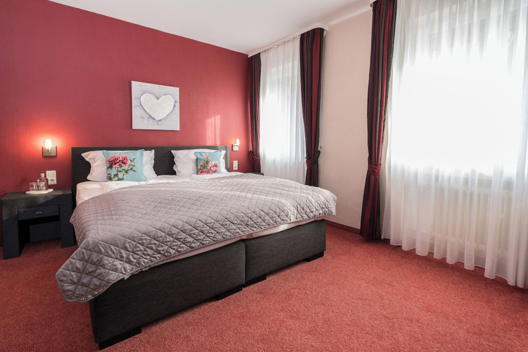 Bedroom 3, Hotel Rüdesheimer Hof, Rheingau-Taunus-Kreis