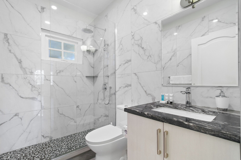 Bathroom 4, Westpunt 12-c