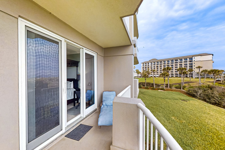 Terrace/patio, Luxurious Oceanfront Condo With Private Balcony, 2 Pools, and Beach Access, Nassau