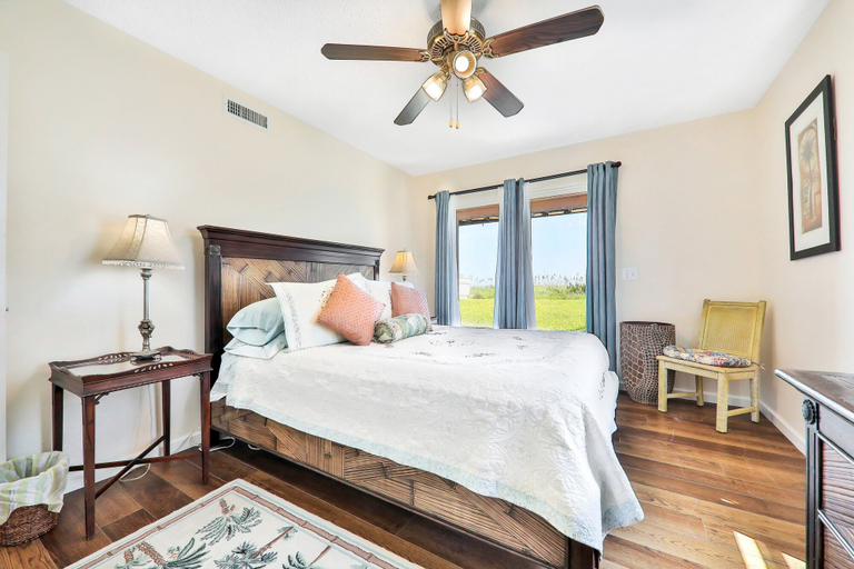 Room 2, Updated Condo in Oceanfront Building With Private Beach Access - Near Dining, Saint Johns