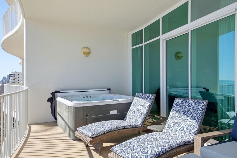 Outdoor spa tub 5, Turquoise D1005, Baldwin