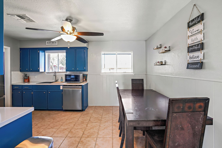 Private kitchen 5, Relaxing Coastal Home Home, Nueces