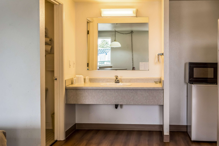 Bathroom 4, Motel 6 Albany, OR, Linn