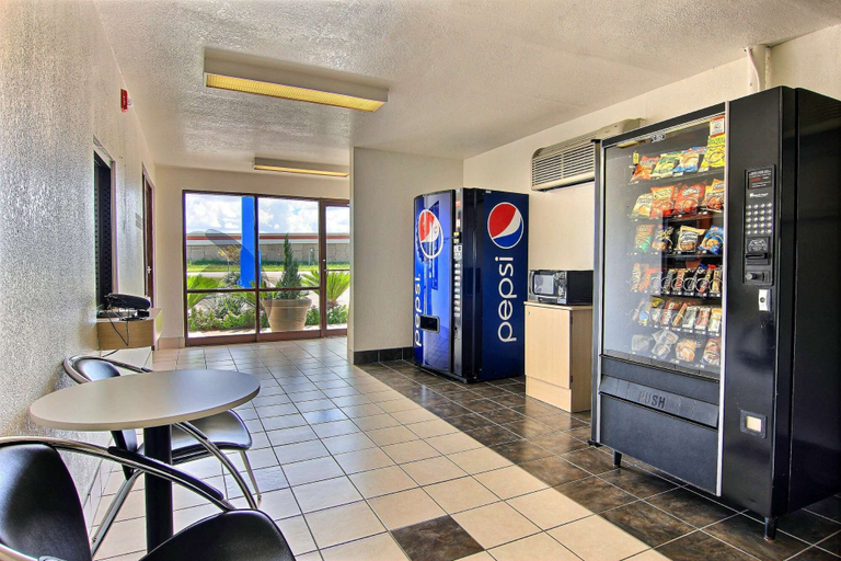 Food & Drinks, Motel 6 Kingsville, TX, Kleberg