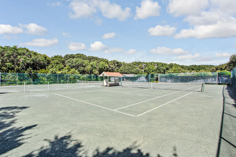 Sport court, Newly Renovated Oceanfront Condo With Balcony, Wifi, W/D & Shared Pool/tennis, Nassau