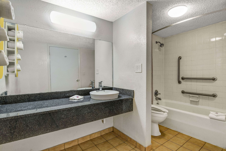 Bathroom 4, Motel 6 Calhoun, GA, Gordon