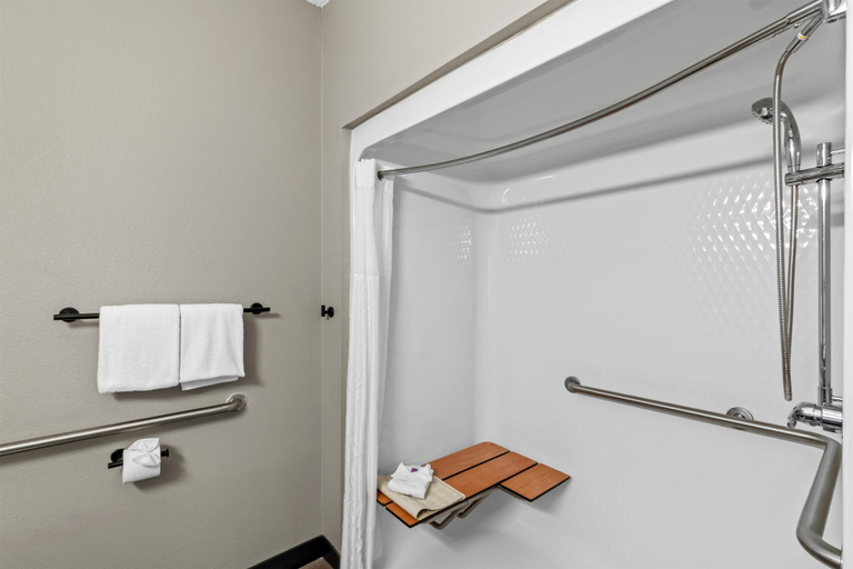Bathroom 5, Motel 6 Killeen, TX, Bell