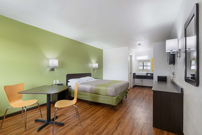 Bedroom 4, Motel 6 Chattanooga, TN, Hamilton