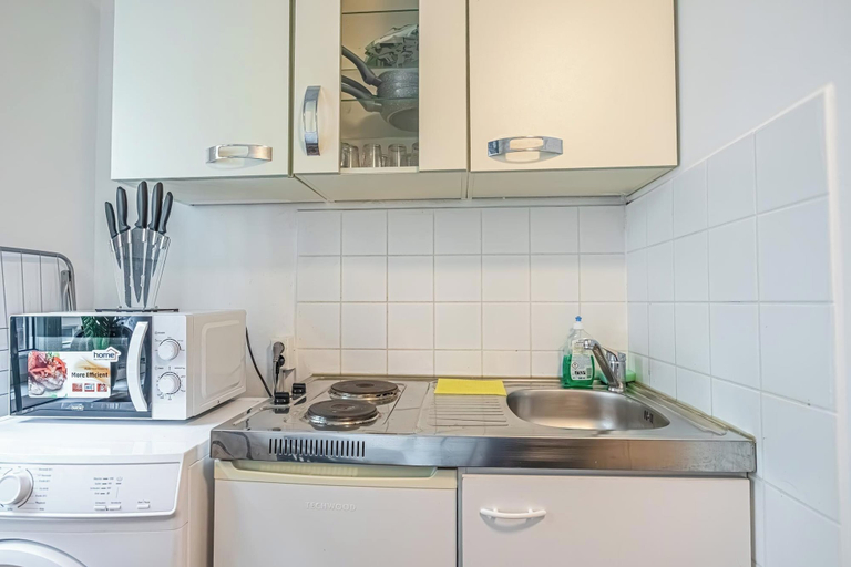 Private kitchen, Charming 1BR Near Prater and Danube, Wien