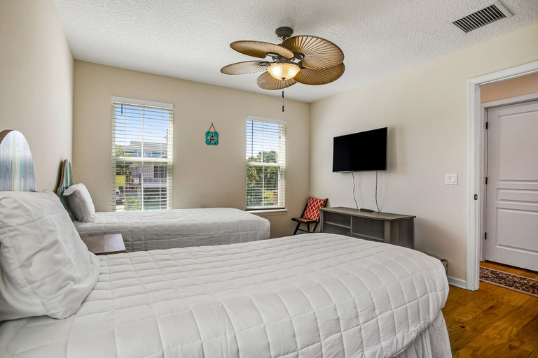 Room 2, Beautiful 3-level Home Steps From the Beach W/wifi, Washer/dryer, & Central AC, Nassau