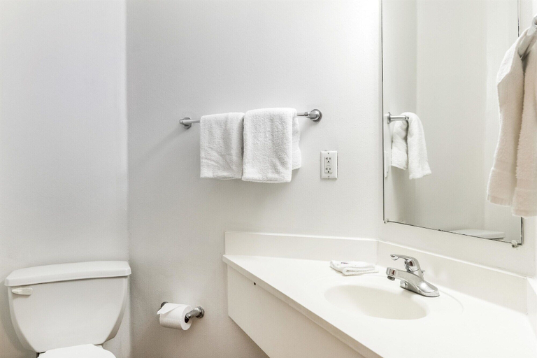 Bathroom 4, Motel 6 Newport, TN, Cocke