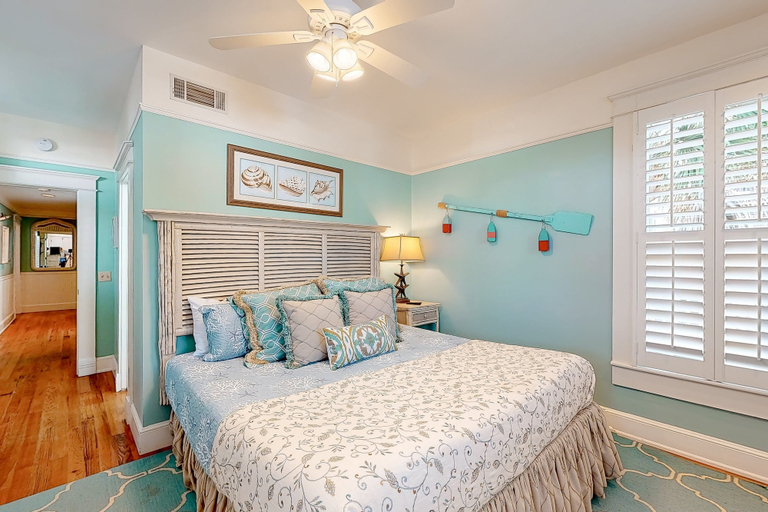 Room 2, Charleston-style Cottage w/ Lovely Decks, Steps to the Beach & Pools, Glynn
