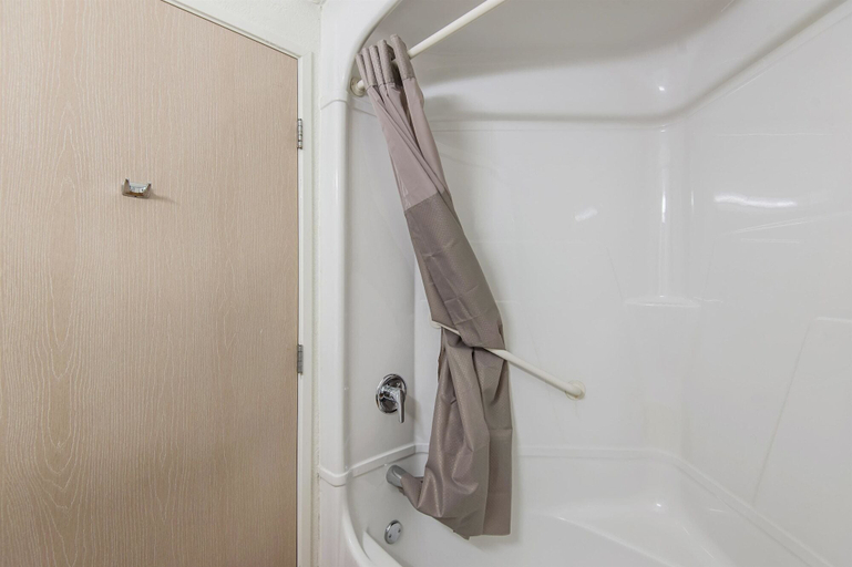 Bathroom 4, Motel 6 Junction City, KS, Geary