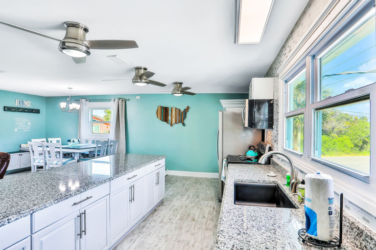 Private kitchen 3, Sunny Upper Level 1 Block From 2 Beaches W/private Pool, High-speed Wi-fi, Saint Johns