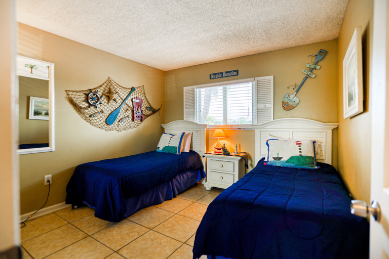Room 5, Ocean View Condo in Beachfront Resort With Wifi, Central AC, 2 Pools, & Tennis, Saint Johns