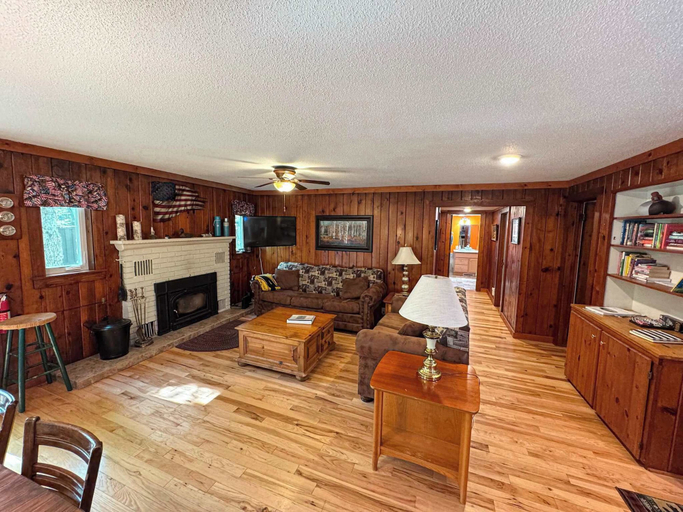 Food & Drinks, Blue Lake Cottage - Pet Friendly Rental, Oneida