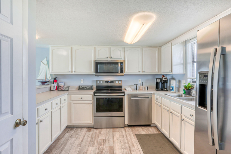 Private kitchen 3, Beachfront Getaway With Ocean Views, Washer/dryer & AC - Snowbirds Welcome, Saint Johns