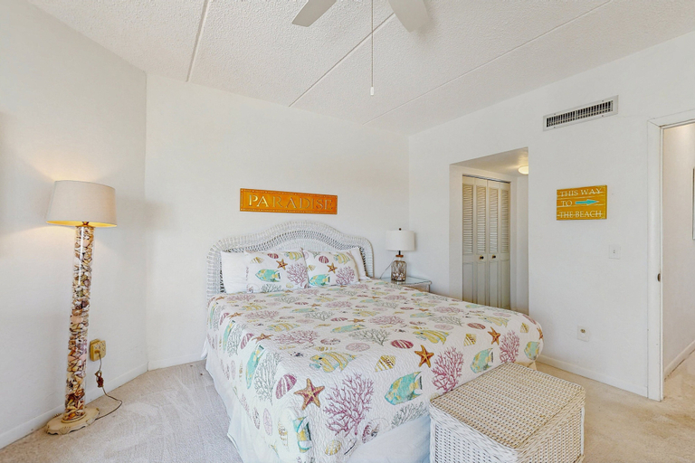 Room 4, Oceanview Condo With Beach Access, Pool, Tennis Courts and Private Patio, Saint Johns