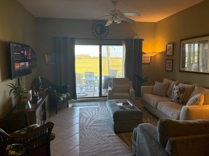 Living area 4, Dog-friendly Condo Steps to Beach wth Pool, AC & Elevator, Nassau