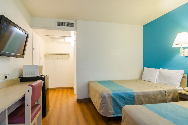 Bedroom 3, Motel 6 Mitchell I-90, SD, Davison