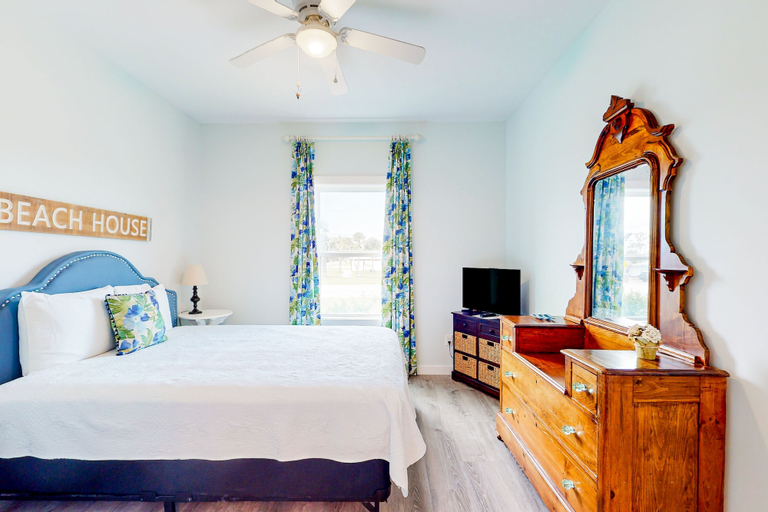 Room 3, Charming Home Steps From the Beach With Enclosed Yard and Grill - Dog-friendly, Saint Johns