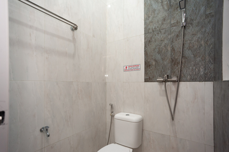 Bathroom 3, Urbanview Hotel Bong Gajah Lampung, Bandar Lampung