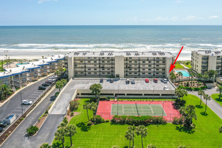Sport court, Newly Decorated Ground-floor Suite Steps From Beach and Pool W/views, Wifi, Saint Johns